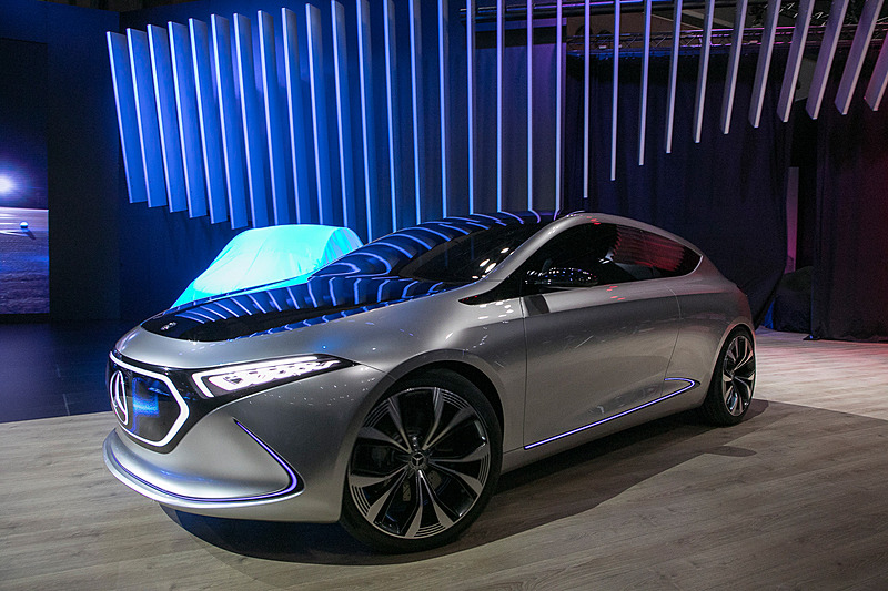 ステージに自走で登場した「Concept EQ A」。燃料電池車なので当然音はなく静かに走行する