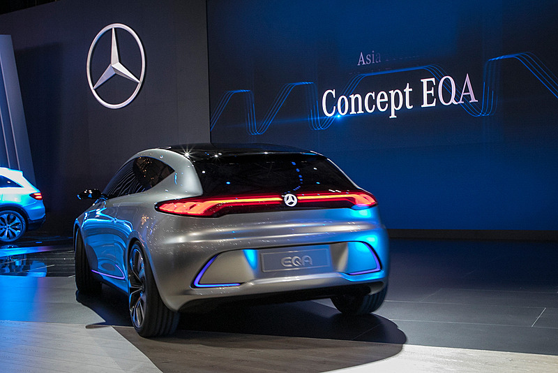 ステージに自走で登場した「Concept EQ A」。燃料電池車なので当然音はなく静かに走行する