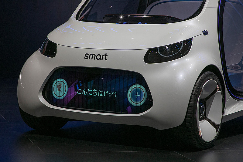 フロントグリル部を使って、外部とコミュニケーションを取る。室内はステアリングもペダルもないオートノマスカー