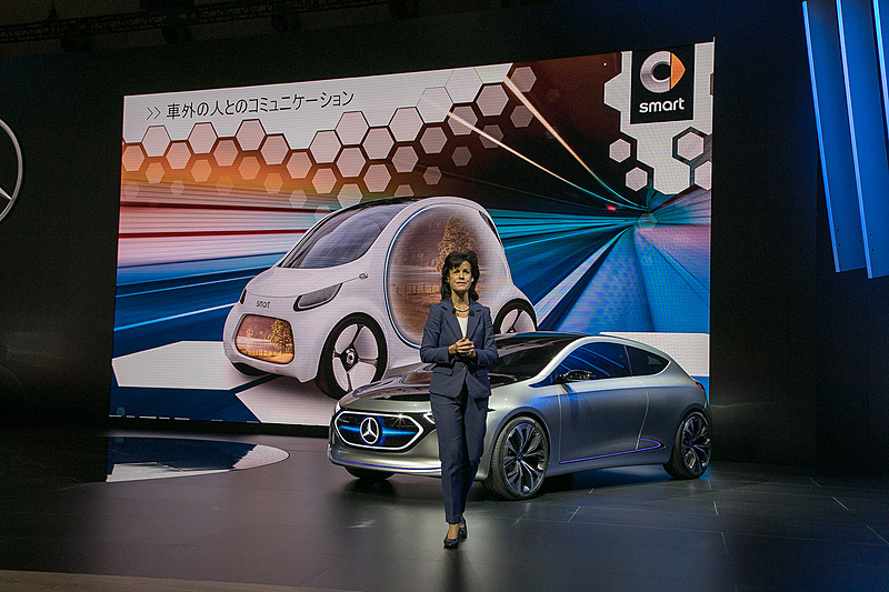 インテリアはデジタルカスタム化をスクリーンやプロジェクタで行なうことができる