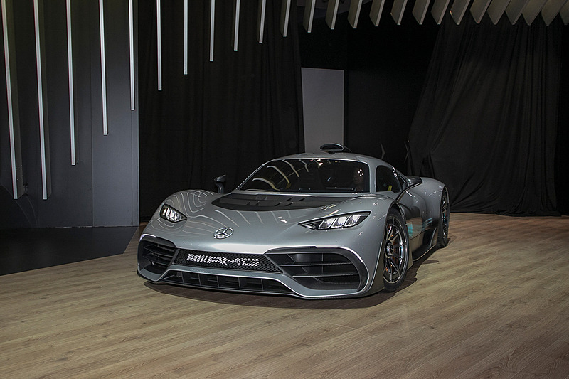 ステージ横から自走で登場