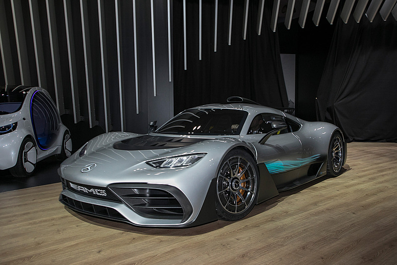 ステージ横から自走で登場