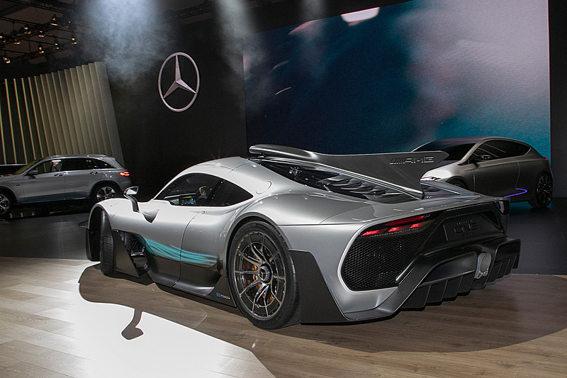 ステージ横から自走で登場