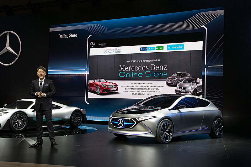 最後にもう一度メルセデス・ベンツ日本の上野氏が登壇。インターネットでクルマ購入の決済まで行なえるオンラインストアが10月25日からスタートしたことと、全世界で展開するブランド情報発信拠点のMercedes meストアのオープンについて紹介。メルセデス・ベンツコネクションは東京と大阪にあったが、10月25日からMercedes me東京、Mercedes me大阪としてオープンしたとのこと