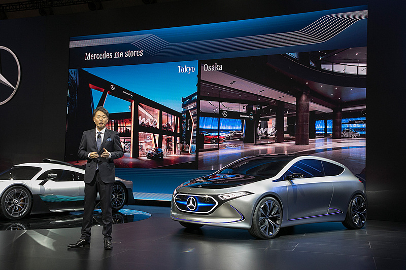 最後にもう一度メルセデス・ベンツ日本の上野氏が登壇。インターネットでクルマ購入の決済まで行なえるオンラインストアが10月25日からスタートしたことと、全世界で展開するブランド情報発信拠点のMercedes meストアのオープンについて紹介。メルセデス・ベンツコネクションは東京と大阪にあったが、10月25日からMercedes me東京、Mercedes me大阪としてオープンしたとのこと