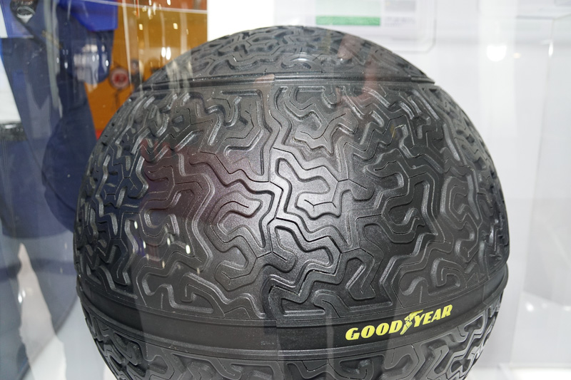 日本初公開の磁気浮揚する球形タイヤ「Eagle 360（イーグル　サンロクマル）」