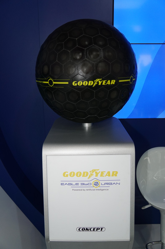 日本初公開のAI搭載球形タイヤ「Eagle 360 Urban」