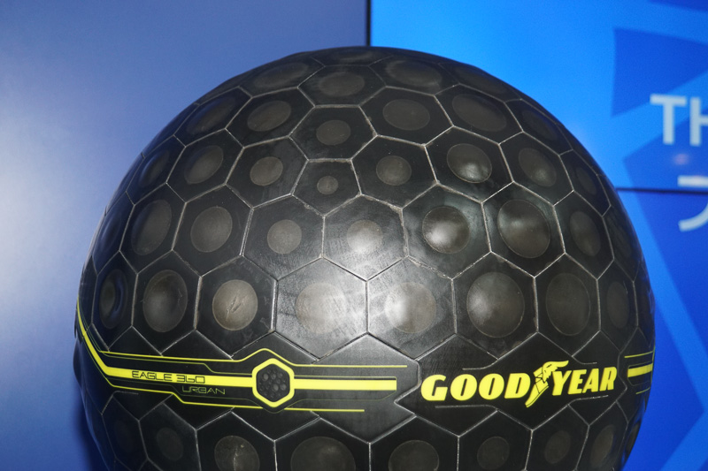 日本初公開のAI搭載球形タイヤ「Eagle 360 Urban」