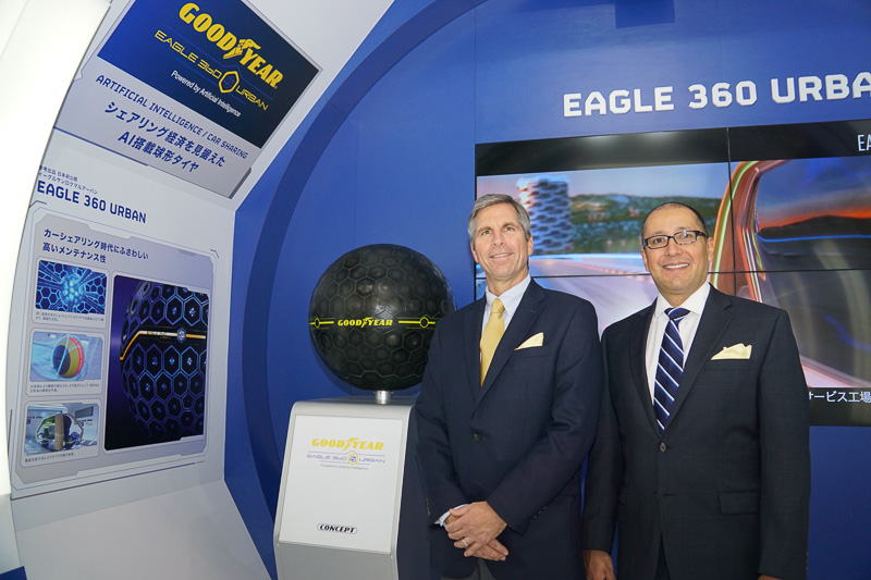 左からグッドイヤー アジアパシフィック 製品開発部門 副社長 デビッド・ザンジグ氏、グッドイヤー アジアパシフィック 消費財タイヤ部門 副社長 ライオネル・ラミレス氏