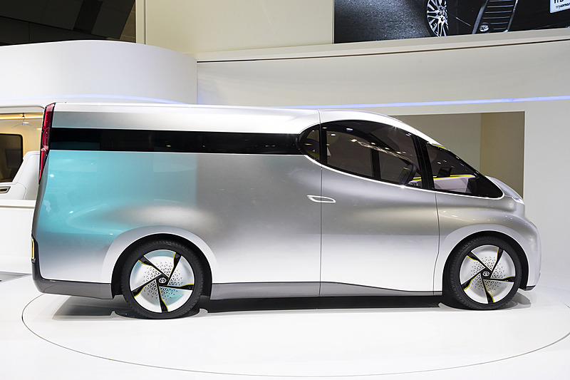 右サイドにはスライドドアを装備しない