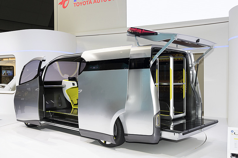 リアゲートは2分割で後方への張り出しを抑えたデザイン