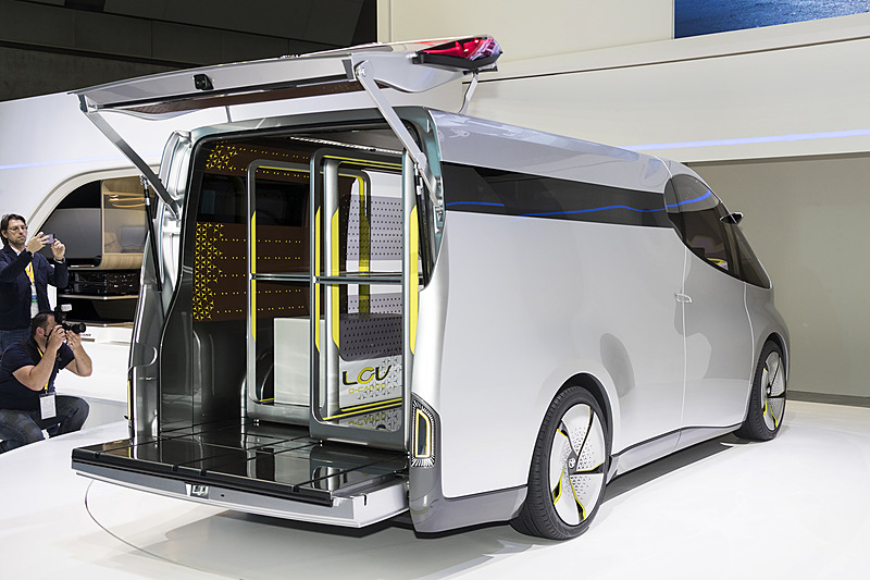 リアゲートは2分割で後方への張り出しを抑えたデザイン