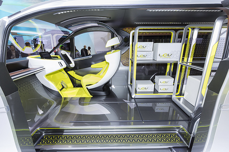 助手席がないため左サイドへはウォークスルーで移動可能