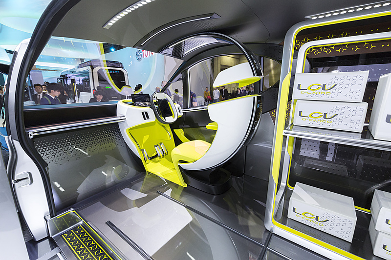 助手席がないため左サイドへはウォークスルーで移動可能