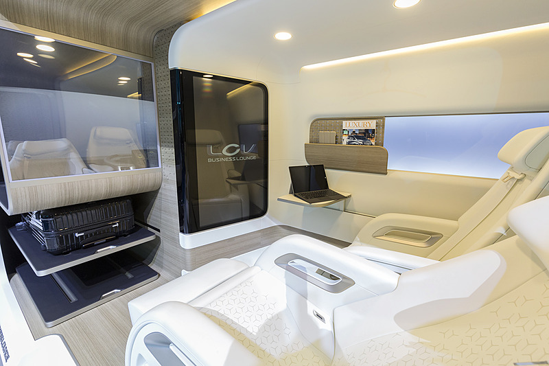 大型モニターやスライドテーブルを装備