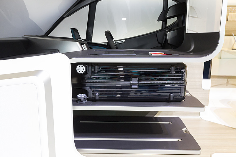 助手席スペースには後席からアクセス可能なラゲージを確保