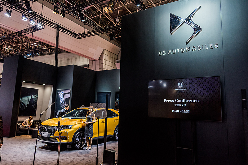 DS Automobilesブース。フラグシップ5ドアSUV「DS 7 クロスバック」と「DS 3 ダークサイド」を展示