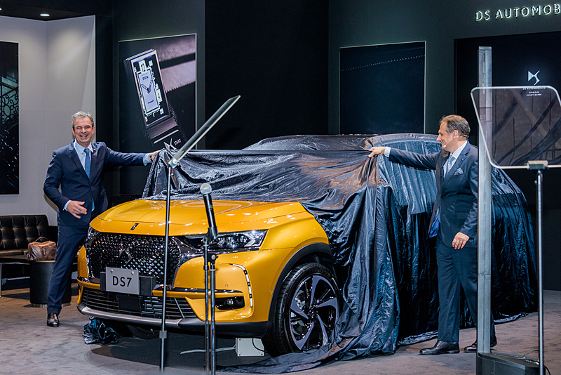 クリストフ・プレヴォプレヴォ氏とエリック・アポッド氏が「DS 7 クロスバック」をアンベールした