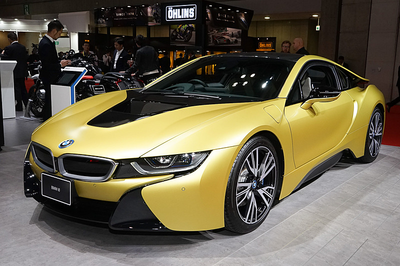 「i8 Protonic Frozen Yellow」。黄色と黒のマットカラー。全国限定4台の特別モデル。
