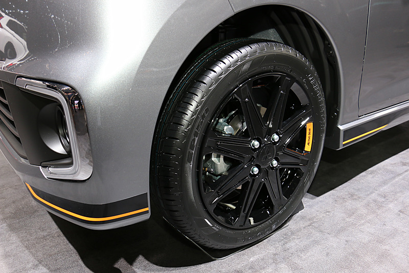 アッパーグリルやリアハッチの加え、エアロパーツやドアミラー、ホイールの一部などにオレンジを設定。ホイールには「ACTIVE GEAR」の文字も入る