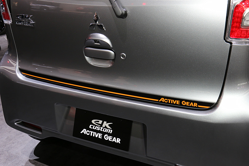 アッパーグリルやリアハッチの加え、エアロパーツやドアミラー、ホイールの一部などにオレンジを設定。ホイールには「ACTIVE GEAR」の文字も入る