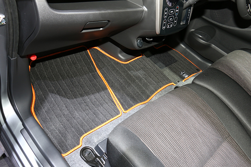 車内ではステアリングのステッチやフロアマットのパイピングがオレンジ色になり、センターコンソールに「ACTIVE GEAR」の文字が入る
