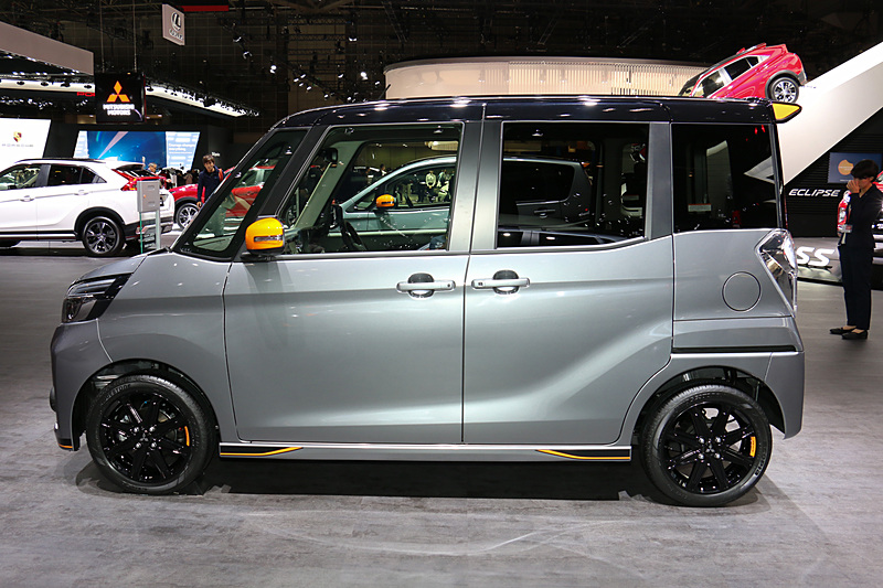 eKカスタム ACTIVE GEARと同じようにエアロパーツやドアミラー、ホイールの一部などにオレンジを使ったデカールを装着