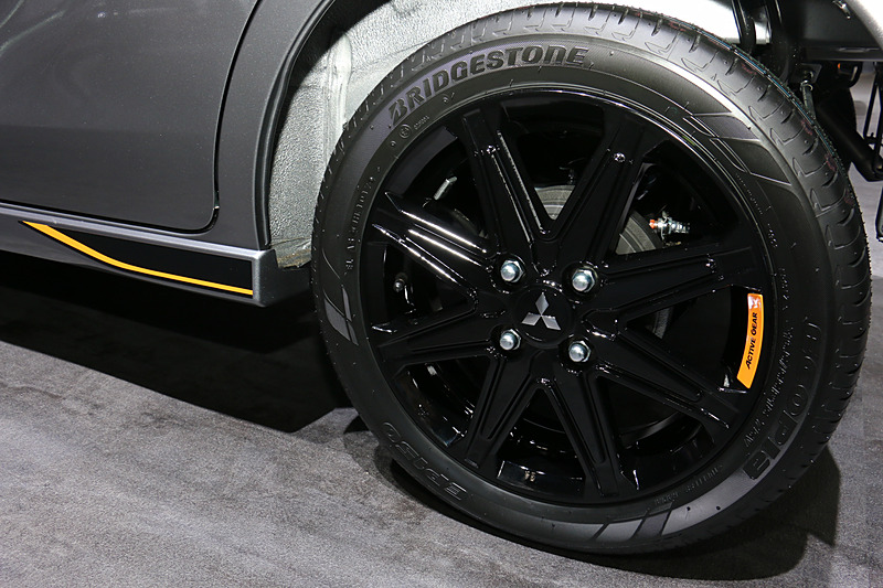 eKカスタム ACTIVE GEARと同じようにエアロパーツやドアミラー、ホイールの一部などにオレンジを使ったデカールを装着