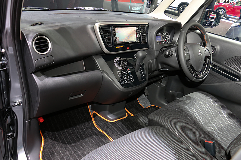 インテリアもeKカスタム ACTIVE GEARと同様に、ステアリングのステッチやフロアマットのパイピングがオレンジ色になり、センターコンソールに「ACTIVE GEAR」の文字が入る