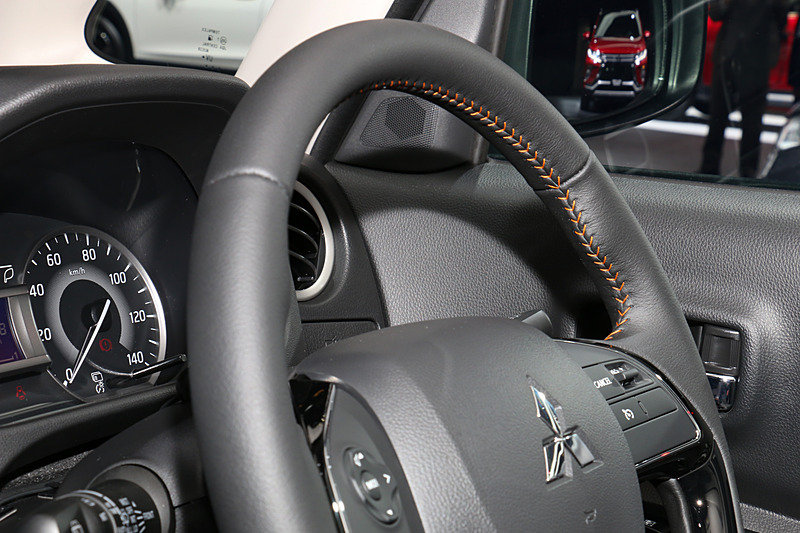 インテリアもeKカスタム ACTIVE GEARと同様に、ステアリングのステッチやフロアマットのパイピングがオレンジ色になり、センターコンソールに「ACTIVE GEAR」の文字が入る