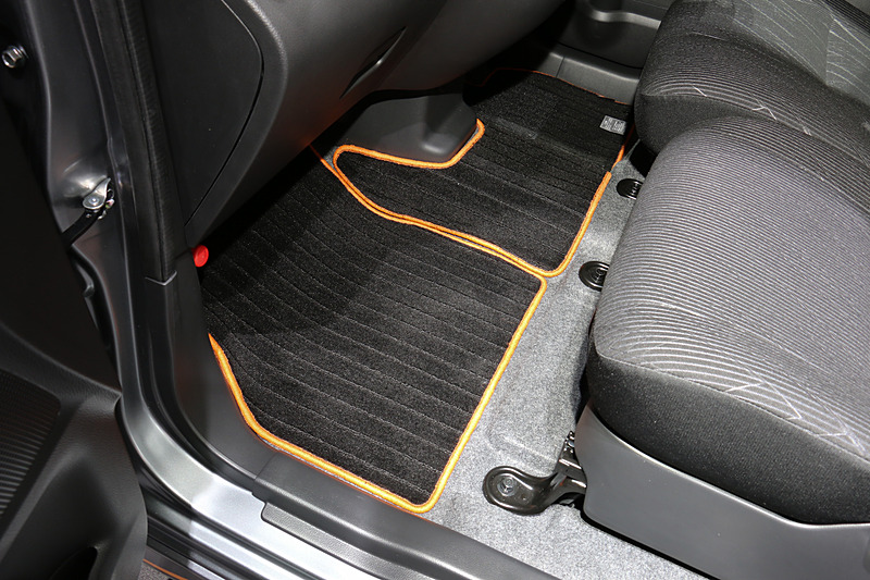 インテリアもeKカスタム ACTIVE GEARと同様に、ステアリングのステッチやフロアマットのパイピングがオレンジ色になり、センターコンソールに「ACTIVE GEAR」の文字が入る