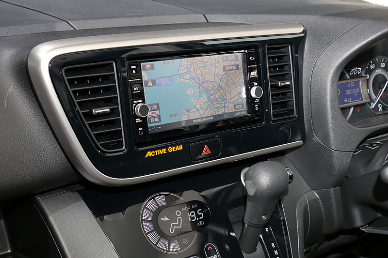 インテリアもeKカスタム ACTIVE GEARと同様に、ステアリングのステッチやフロアマットのパイピングがオレンジ色になり、センターコンソールに「ACTIVE GEAR」の文字が入る