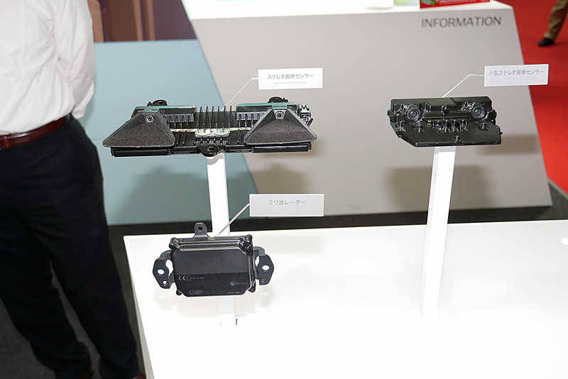 レクサスの新型LSに搭載された最新型ミリ波レーダーと画像センサーも展示している