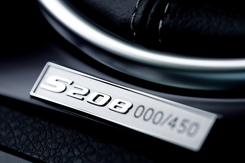 シリアルナンバープレート