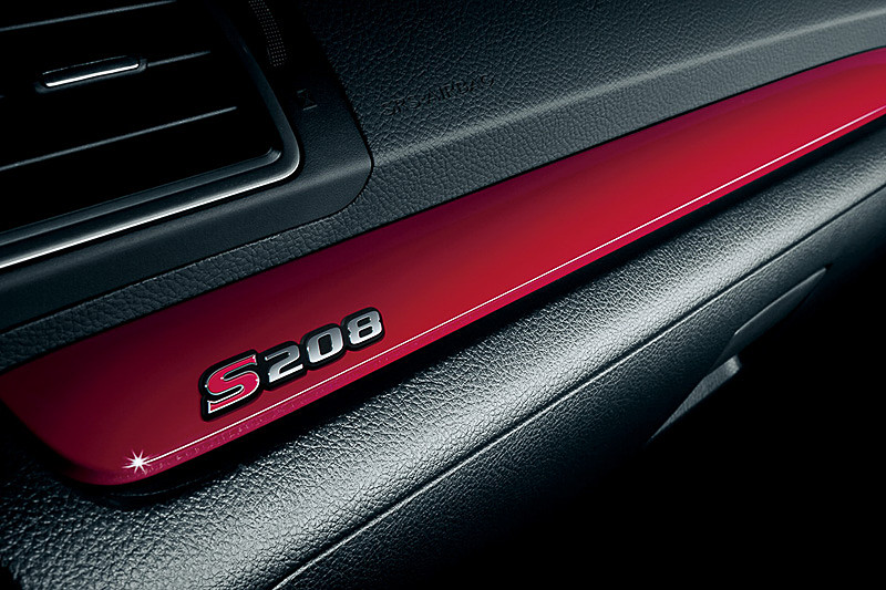 グローブボックスのパネルにS208のロゴが入る