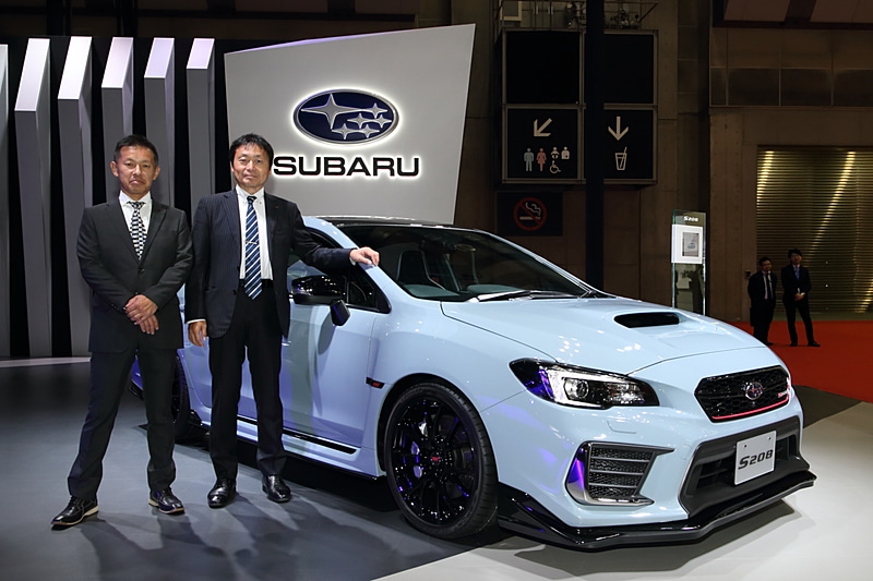 S208開発責任者 森宏志氏（STI、写真右）とハンドリング、操安を担当した福田淳氏（STI、写真左）