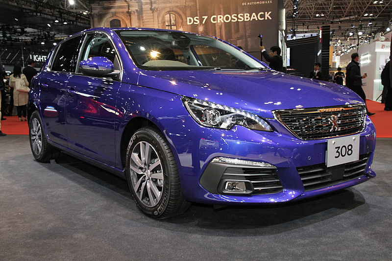 ジャパンプレミアとなった新型 308は、細部にマイナーチェンジを受け、力強い印象のフロントデザインとなった。展示されていたのは「308 1.6L BlueHDi EAT6」