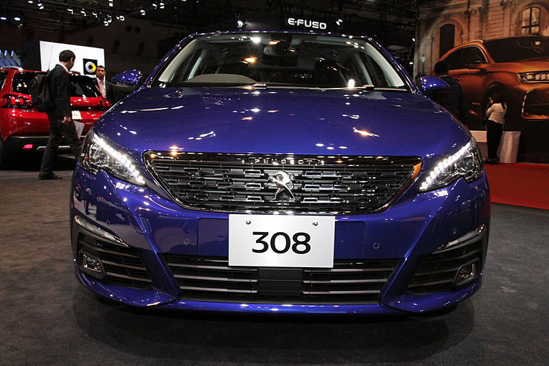 ジャパンプレミアとなった新型 308は、細部にマイナーチェンジを受け、力強い印象のフロントデザインとなった。展示されていたのは「308 1.6L BlueHDi EAT6」