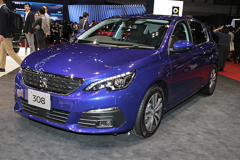 ジャパンプレミアとなった新型 308は、細部にマイナーチェンジを受け、力強い印象のフロントデザインとなった。展示されていたのは「308 1.6L BlueHDi EAT6」