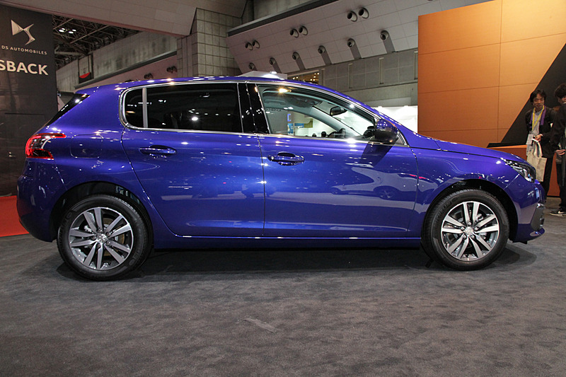 ジャパンプレミアとなった新型 308は、細部にマイナーチェンジを受け、力強い印象のフロントデザインとなった。展示されていたのは「308 1.6L BlueHDi EAT6」