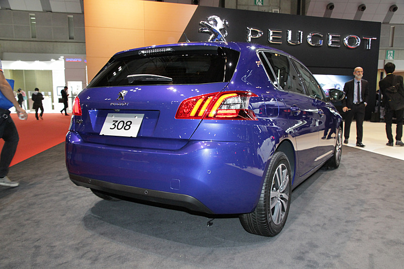 ジャパンプレミアとなった新型 308は、細部にマイナーチェンジを受け、力強い印象のフロントデザインとなった。展示されていたのは「308 1.6L BlueHDi EAT6」