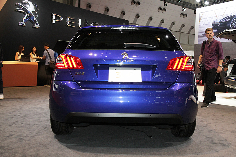 ジャパンプレミアとなった新型 308は、細部にマイナーチェンジを受け、力強い印象のフロントデザインとなった。展示されていたのは「308 1.6L BlueHDi EAT6」