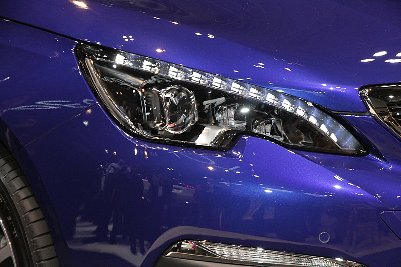 LEDヘッドライト、シーケンシャルインジケーターを採用し、デザイン性だけでなく安全性へも配慮されている