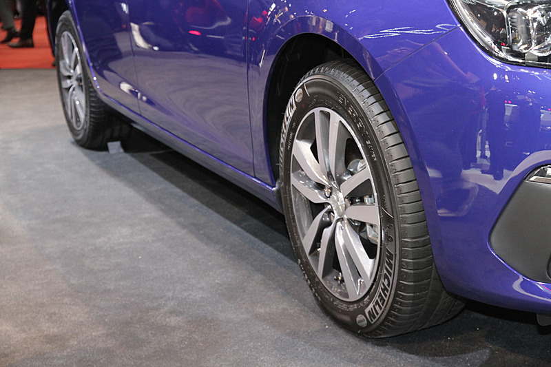 モダンなデザインのホイール（タイヤサイズ：205/55 R16）を装着