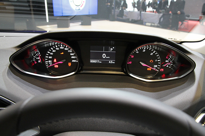 全モデルにマルチファンクションディスプレイを採用