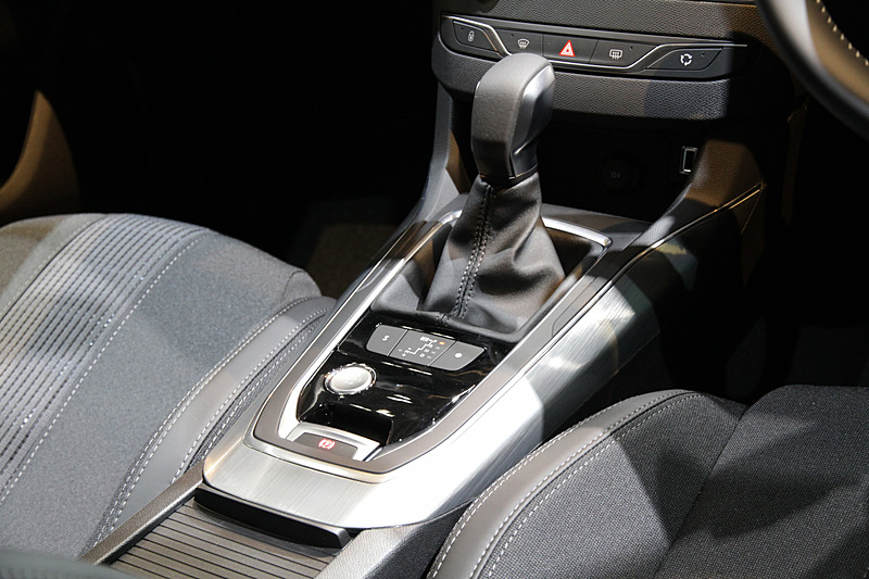 シフトはゲート式を採用し、すぐ後ろにプッシュスタートスイッチを設置