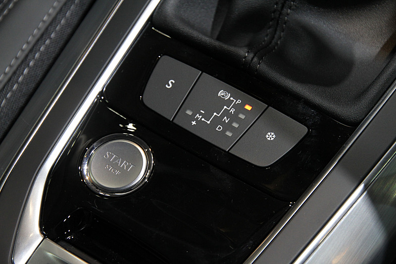 シフトはゲート式を採用し、すぐ後ろにプッシュスタートスイッチを設置