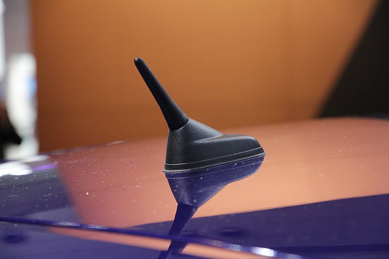 ルーフに装着されたアンテナはショートタイプのロッドアンテナ