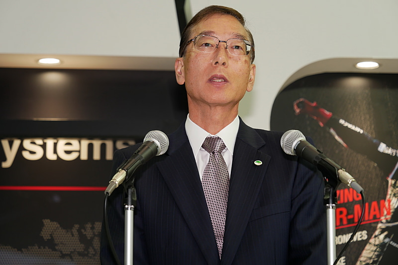 プレスカンファレンスでブースの見どころを説明する、日立オートモティブシステムズ株式会社 社長執行役員&CEOの関秀明氏