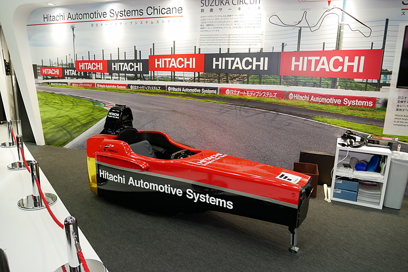 スーパーフォーミュラカーの実際のコックピットをベースに再現したバケットシートで、鈴鹿サーキットの走行をレーサーの視野で体験